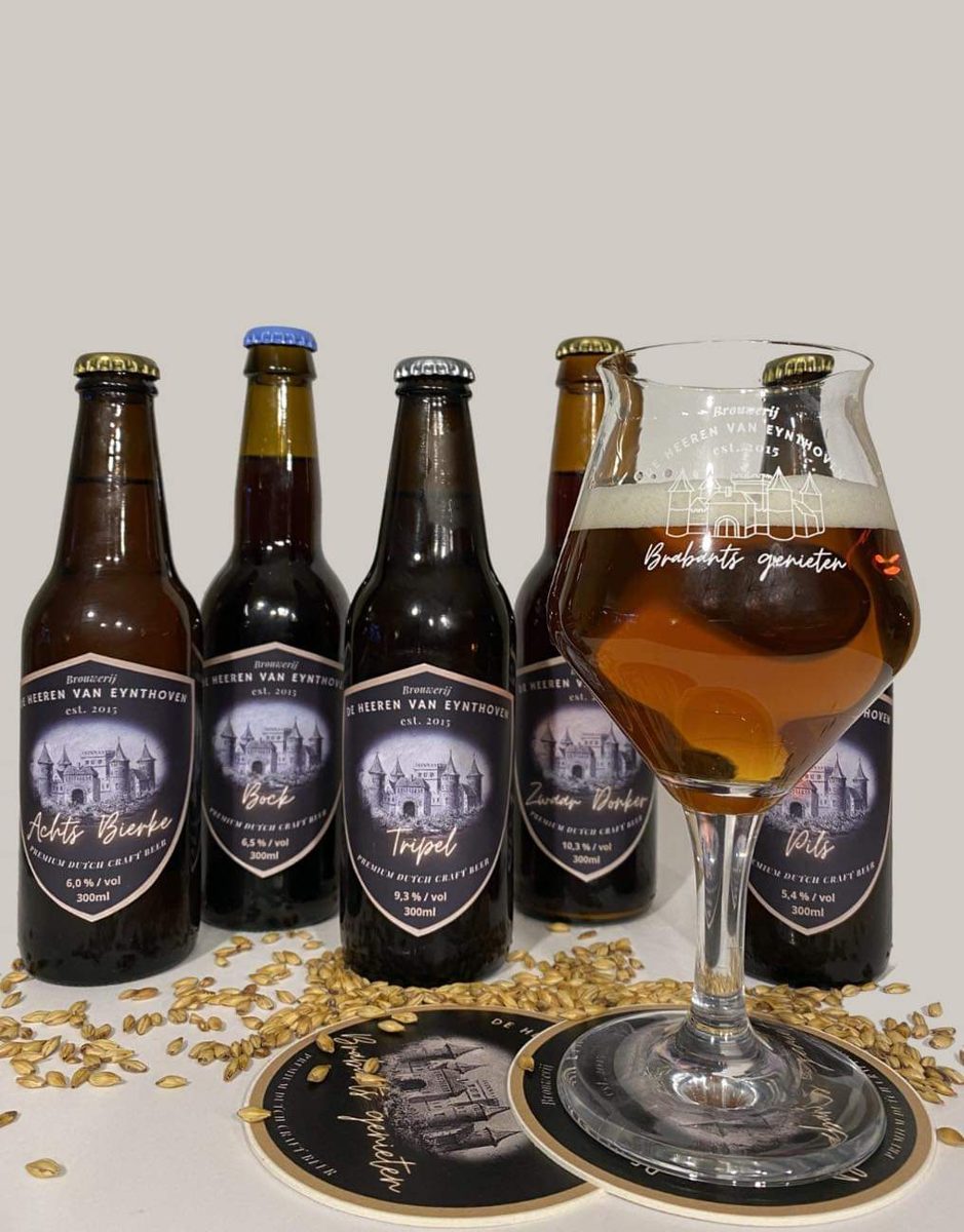 Flessen en gevulde glazen